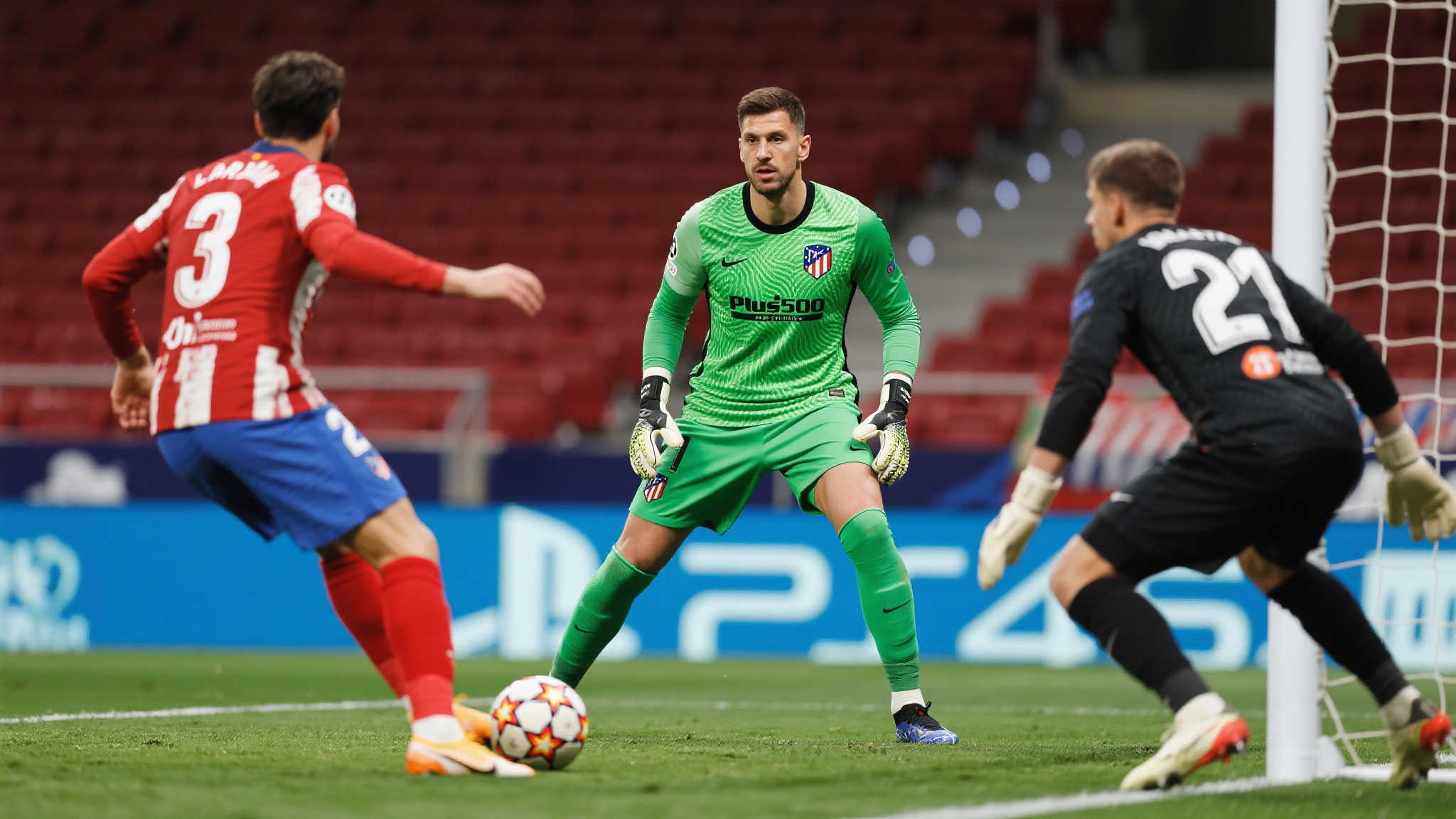 在足球比赛中，进攻与防守通常是各自独立、却又不可分